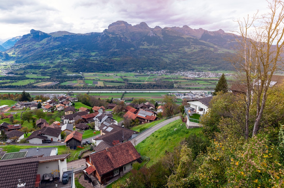 10. Triesenberg – die flächenmäßig größte und am höchsten gelegene Gemeinde Liechtensteins besteht aus zwei nicht zusammenhängenden Flächen im Zentrum und Südosten des Landes