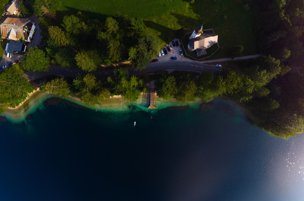 9. Paddeln oder Stand-up-Paddling auf dem See Bohinjsko jezero und anschließend weiter zum beliebten Savica-Wasserfall fahren