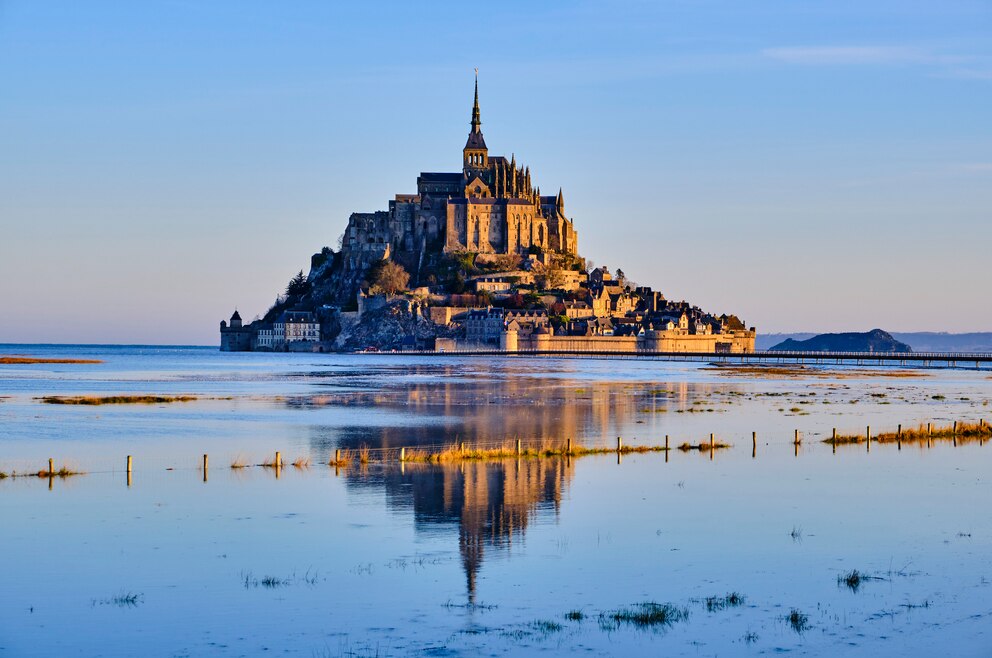 Das Mont Saint-Michel Schloss befindet sich in Frankreich und war die Inspiration – sogar die Spiegelung am Boden ist identisch