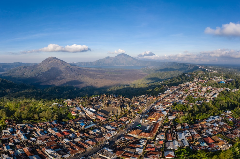 9. Kintamani – das Dorf liegt auf einer Höhe von 1470 Metern im nördlichen Bergland Balis. Von hier aus haben Besucher einen tollen Ausblick sowie Aufstiegsmöglichkeiten zu Balis 1.717 Meter hohem aktiven Schichtvulkan Gunung Batur.
