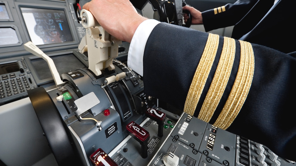 Man findet sie auf der Uniform jeder Pilotin und jedes Piloten: Streifen in unterschiedlicher Anzahl