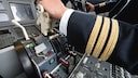 Man findet sie auf der Uniform jeder Pilotin und jedes Piloten: Streifen in unterschiedlicher Anzahl