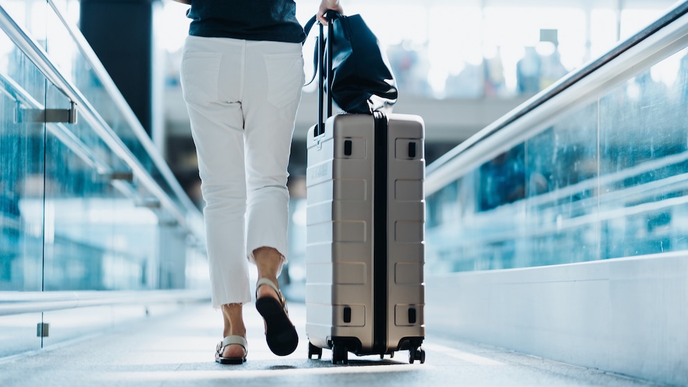 Mit einem Stand-by-Ticket ist man noch nicht auf dem Weg in den sicheren Urlaub. In Zeiten erhöhten Reiseaufkommens kann die Warterei auf einen freien Platz regelrecht zur Odyssee werden.