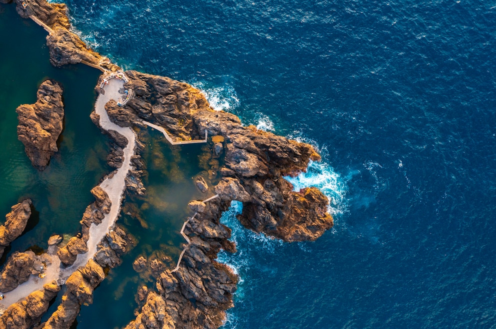 4. Porto Moniz' Natur-Pools – die natürlich geschaffenen Lavapools mit Salzwasser bieten einen Traumaussicht auf das davor liegende Meer