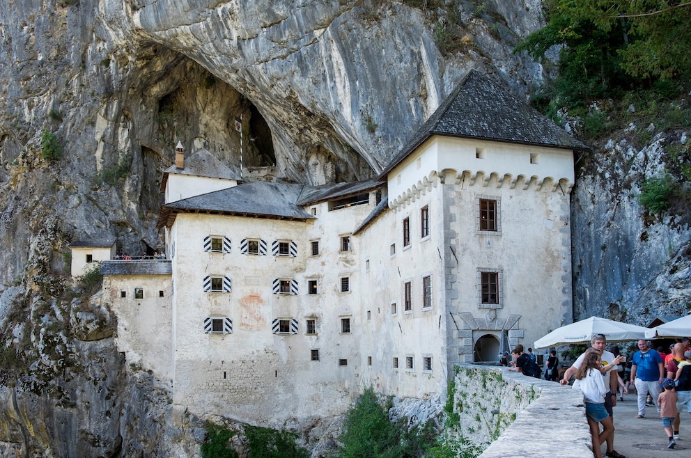 7. Die riesige (und sogar weltweit größte) Höhlenburg Predjama besuchen