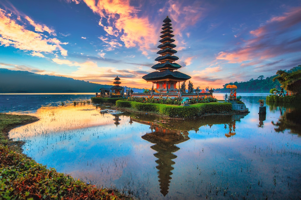 4. Pura Ulun Danu Bratan – der bedeutende Wassertempel liegt auf 1200 Metern Höhe in den Bergen am Vulkansee Bratansee und ist dem Hindugott Shiva geweiht 