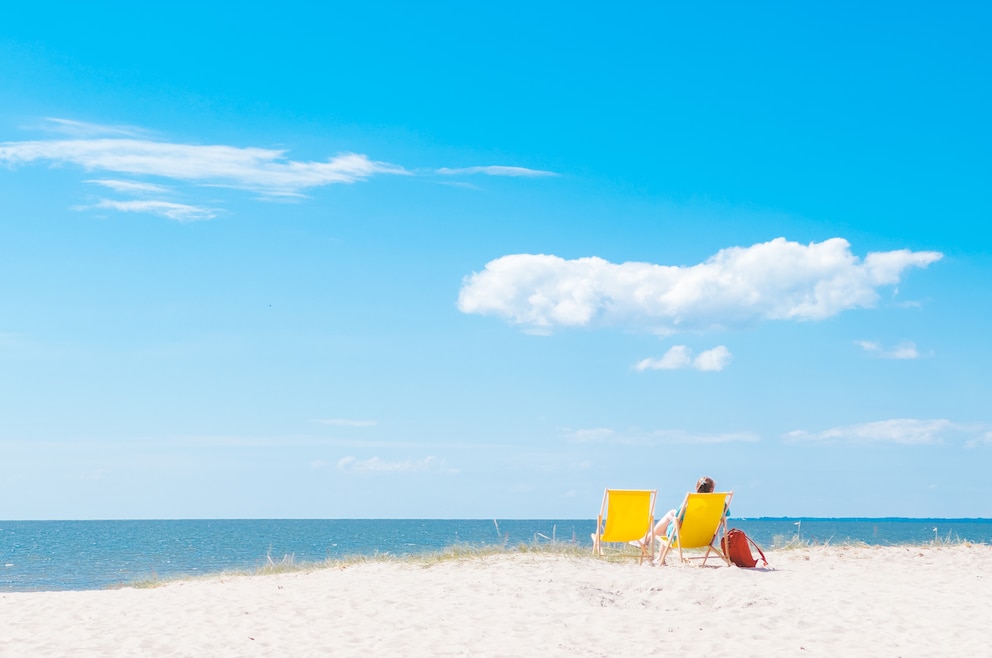 2. Die charmante Stadt Pärnu mit ihrem hübschen Strand besuchen und entspannt das Küstenstadtleben genießen