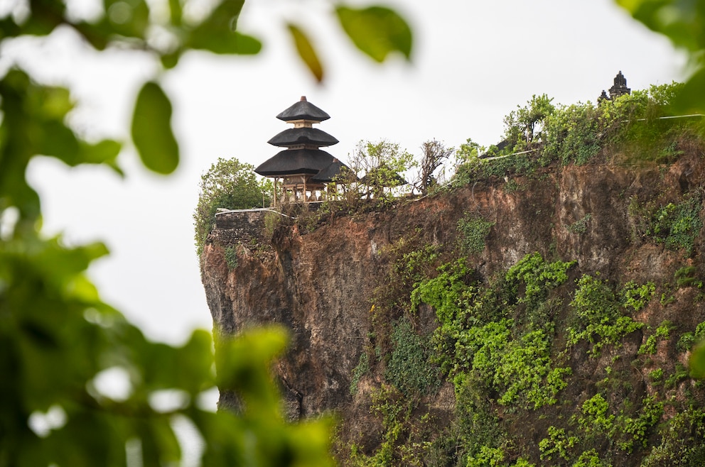 2. Pura Luhur – der Uluwatu-Tempel ist ein balinesisch-hinduistischer Meerestempel. Er steht in Uluwatu, der südwestlichen Spitze der Bukit-Halbinsel im Süden Balis