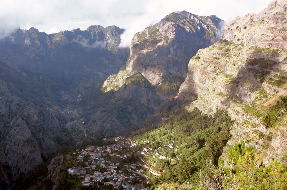 8. Curral das Freiras – der Nonnenstall oder auch das Nonnental ist ein kleines, von riesien Berghängen umgebenes Tal im Zentrum Madeiras