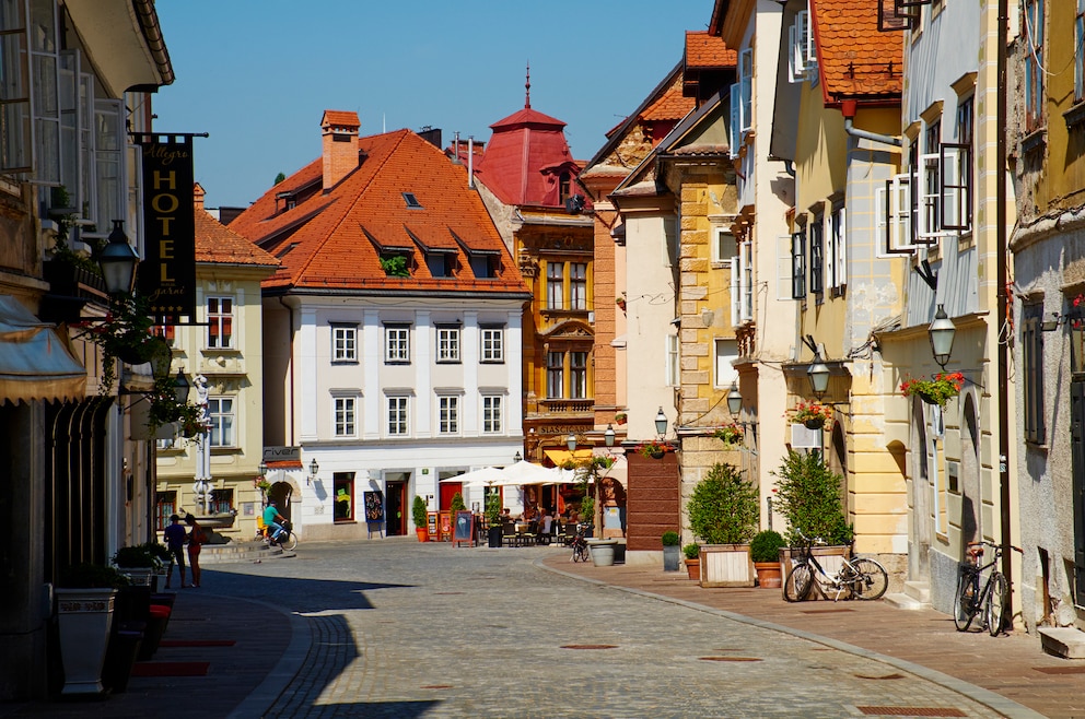 3. Durch die bunten Straßen Ljubljanas spazieren, Zeit in Museen und am Wasser verbringen und das charmante Lebensgefühl der slowenischen Hauptstadt erleben
