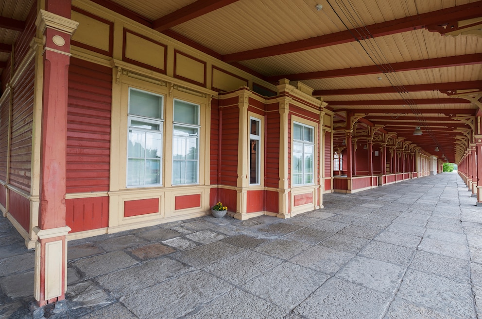 9. Die pittoreske Stadt Haapsalu entdecken (im Bild: das alte Bahnhofsgebäude, in dem sich heute das Eisenbahn- und Fernmeldemuseum befindet)