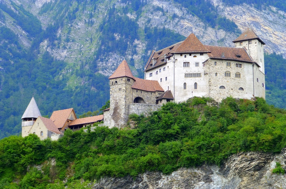 3. Burg Gutenberg – die hochmittelalterliche Burg befindet sich in der Gemeinde Balzers