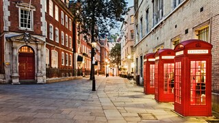 Die roten Telefonzellen sind wie die Doppeldeckerbusse und diversen Sehenswürdigkeiten klassische Wahrzeichen Londons