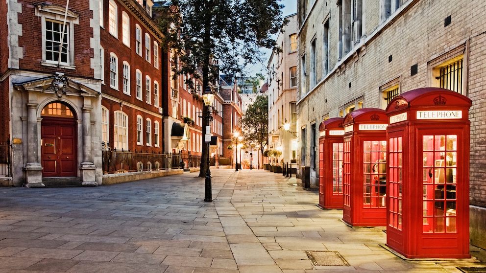 Die roten Telefonzellen sind wie die Doppeldeckerbusse und diversen Sehenswürdigkeiten klassische Wahrzeichen Londons