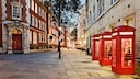 Die roten Telefonzellen sind wie die Doppeldeckerbusse und diversen Sehenswürdigkeiten klassische Wahrzeichen Londons