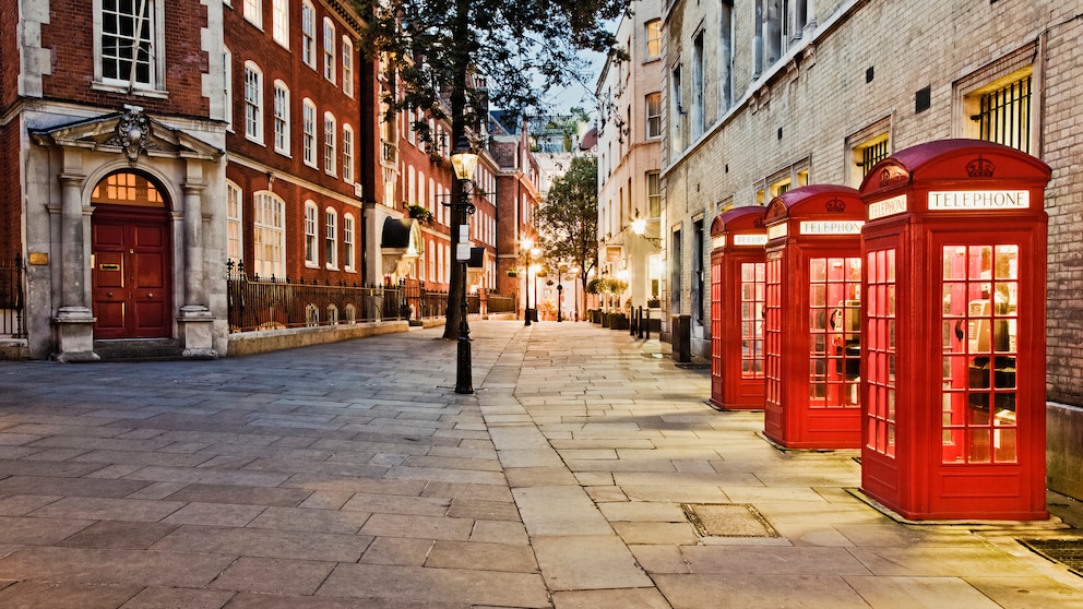 Die roten Telefonzellen sind wie die Doppeldeckerbusse und diversen Sehenswürdigkeiten klassische Wahrzeichen Londons