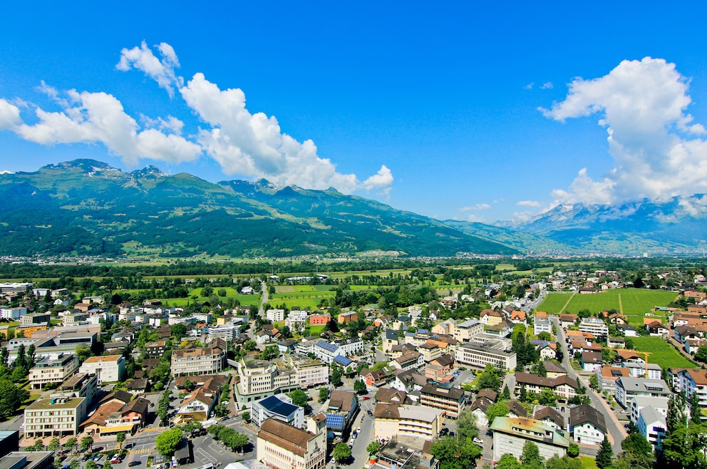 1. Vaduz – Liechtensteins Hauptstadt liegt nahe der Schweizer Grenze am Rhein. Eine beliebte Sehenswürdigkeit in Vaduz ist das Mittelalter-Schloss auf einem Berg