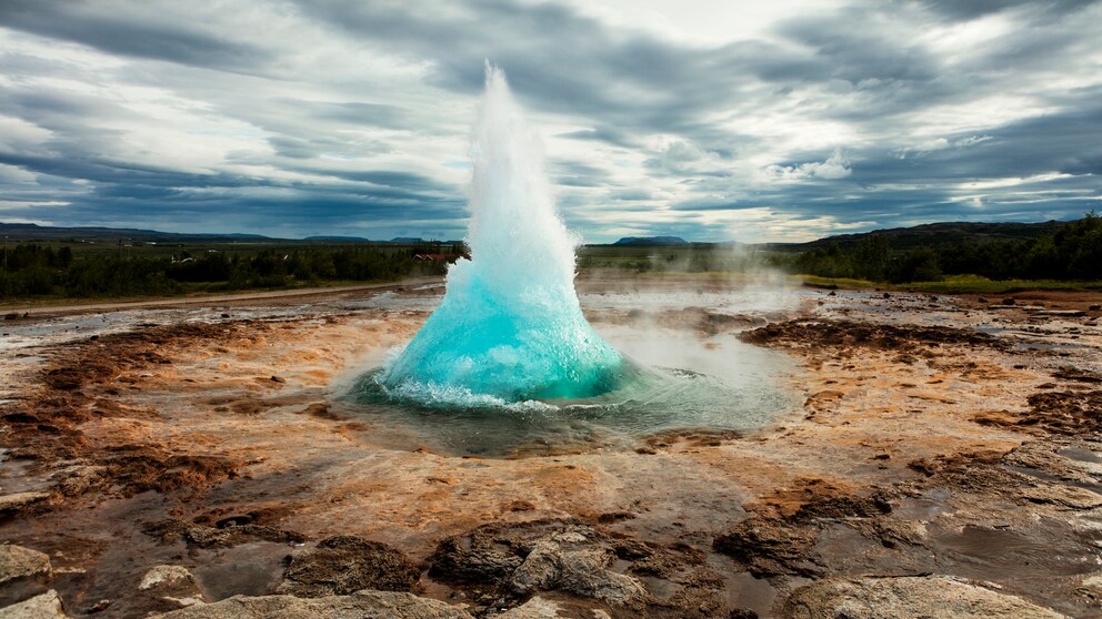 Island bietet eine Fülle faszinierender Naturschauspiele, wie etwa den beliebten Strokkur-Geysir (Bild)