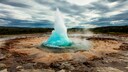 Island bietet eine Fülle faszinierender Naturschauspiele, wie etwa den beliebten Strokkur-Geysir (Bild)