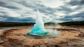 Island bietet eine Fülle faszinierender Naturschauspiele, wie etwa den beliebten Strokkur-Geysir (Bild)