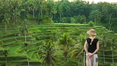 Bali mit seinen Reisterrassen, weißen Puderstränden, alten Tempeln und besonderen Riten ist ein beliebtes Reiseziel bei Touristen (im Bild: Reisterrassen bei Ubud)