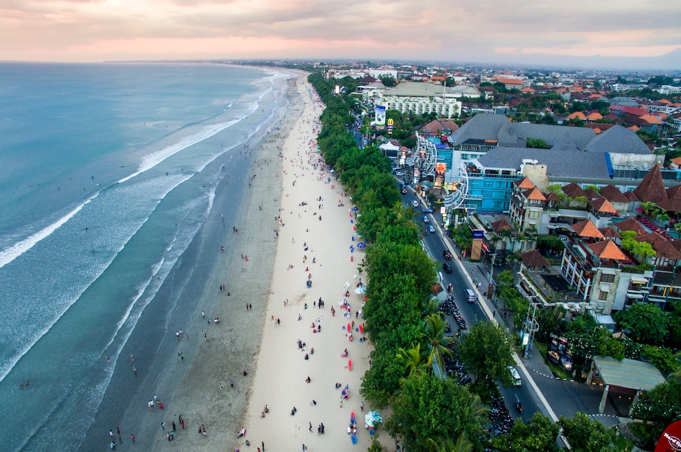 5. Kuta – der bei Touristen beliebte Ferienort im Süden von Bali ist besonders für sein Nachtleben bekannt, auch als Surfort für Anfänger ist er beliebt