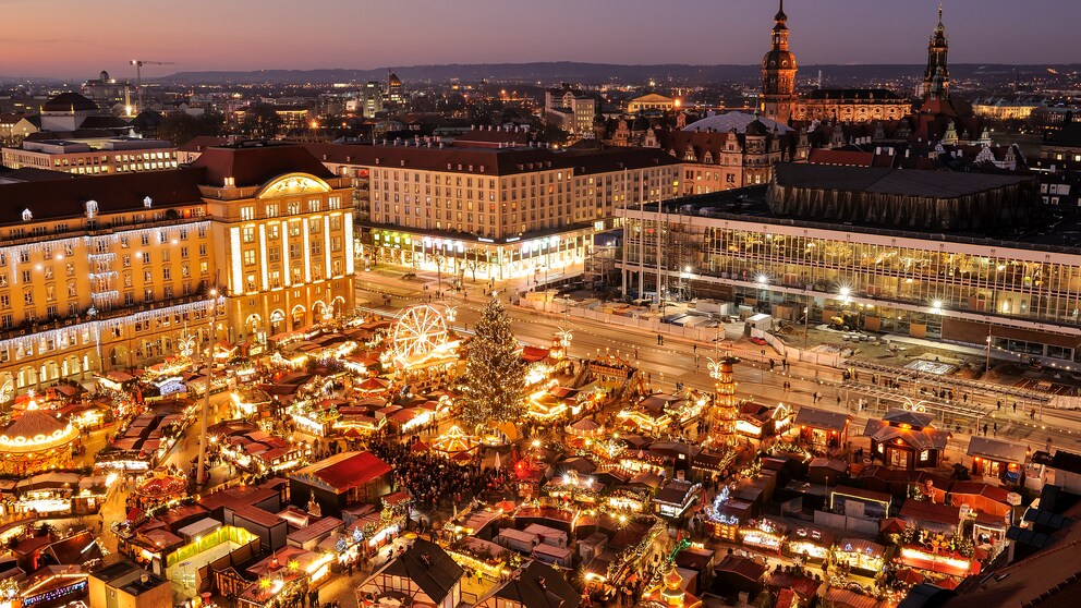 Viele Weihnachtsmärkte öffnen Ende November, wie der Dresdener Striezelmarkt. Vereinzelt starten jedoch einige Weihnachtsmärkte auch schon früher.