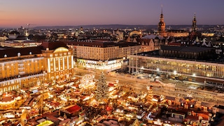 Viele Weihnachtsmärkte öffnen Ende November, wie der Dresdener Striezelmarkt. Vereinzelt starten jedoch einige Weihnachtsmärkte auch schon früher.