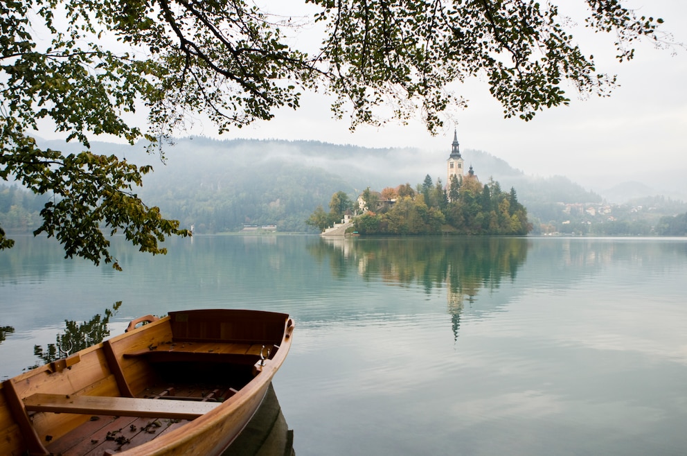5. Den malerischen Bleder See mit seiner Insel-Kirche und der hoch oben thronenden Burg besuchen