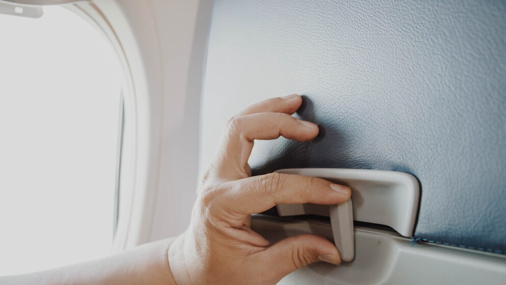 Hochgeklappter Tisch im Flugzeug