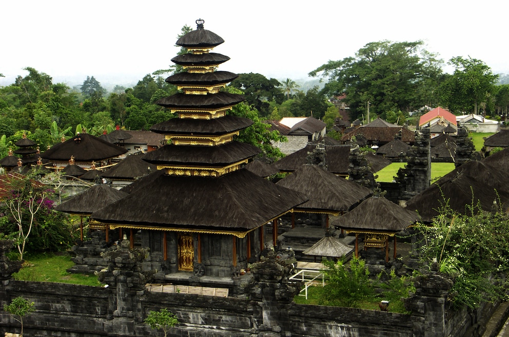 10. Pura Besakih – die Tempelanlage liegt auf rund 950 Metern Höhe am Südwesthang des Gunung Agung und gilt als
das bedeutendste hinduistische Heiligtum Balis und als „Muttertempel“ aller balinesischer Tempel