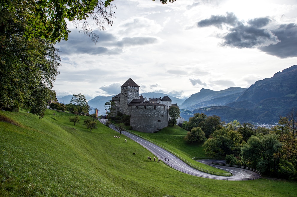 1. Schloss Vaduz – oberhalb von Vaduz gelegen, ist das Schloss Wahrzeichen der Hauptstadt und Sitz des Fürstenhauses von Liechtenstein