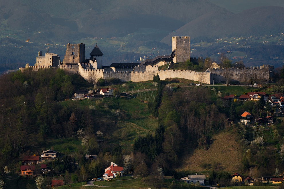 10. Mittelalterliche Schlösser und Burgen überall im Land besuchen (im Bild: die Burg Celje)