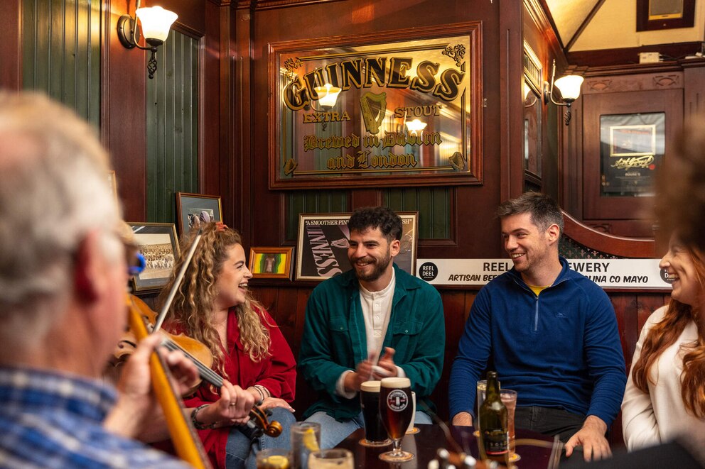 Gemütlich im Pub Platz nehmen und der traditionellen Musik lauschen – ein Muss während einer jeden Irland-Reise!