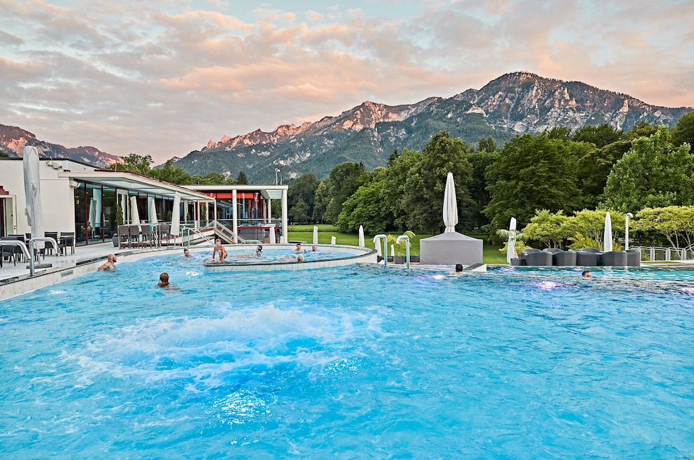 Die Rupertus Therme in Bad Reichenhall bietet einen Ausblick auf die Berge