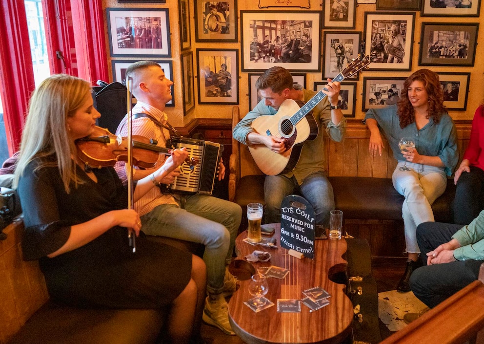 Ein Besuch im Pub mit Live-Musik darf bei einer Reise durch Irland nicht fehlen. Hier kommt man am besten mit den freundlichen Locals in Kontakt.