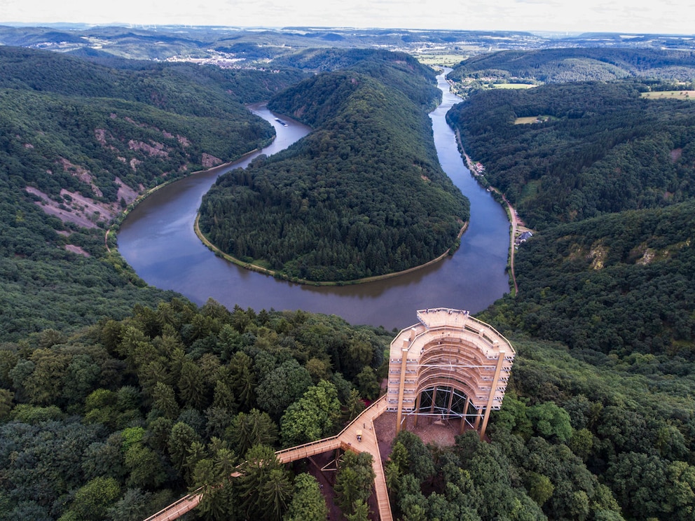 Der Aussichtsturm des Baumwipfelpfads bietet einen tollen Blick auf die Saarschleife