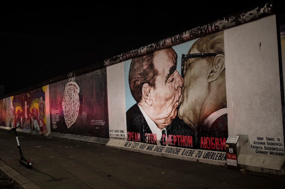 6. East Side Gallery – die Open-Air-Galerie an der Spree in Friedrichshain ist ein Denkmal sowie das am längsten erhaltene Teilstück der Berliner Mauer 