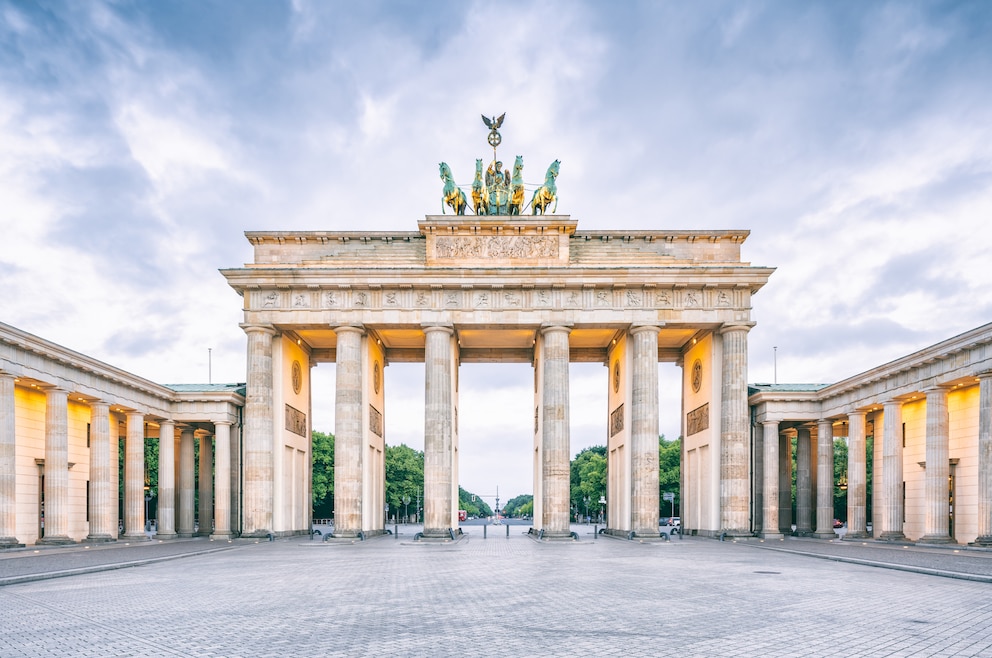 2. Brandenburger Tor – das frühklassizistische Triumphtor am Pariser Platz in Mitte ist das vielleicht bekannteste Wahrzeichen der Hauptstadt