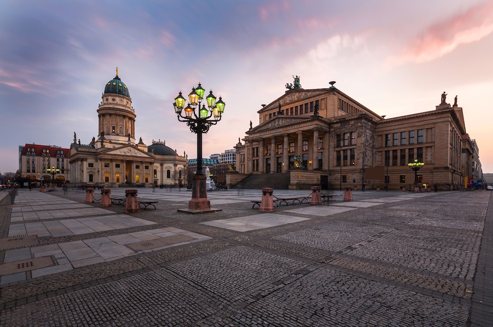 10. Gendarmenmarkt – der malerische Platz steht eingerahmt vom Deutschen Dom, Französischen Dom und Konzerthaus in Mitte