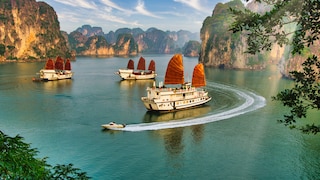 Vietnam mit seiner malerischen Ha-Long-Bucht (im Bild), pulsierenden Städten wie Hanoi und Ho-Chi-Minh-Stadt und vielen weiteren spannenden Orten ist ein Top-Reiseziel in Südostasien