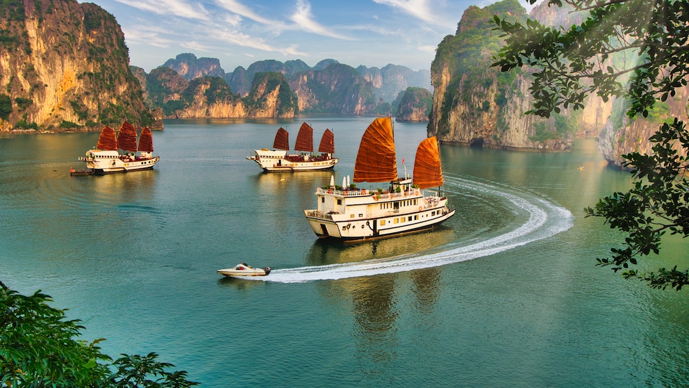Vietnam mit seiner malerischen Ha-Long-Bucht (im Bild), pulsierenden Städten wie Hanoi und Ho-Chi-Minh-Stadt und vielen weiteren spannenden Orten ist ein Top-Reiseziel in Südostasien
