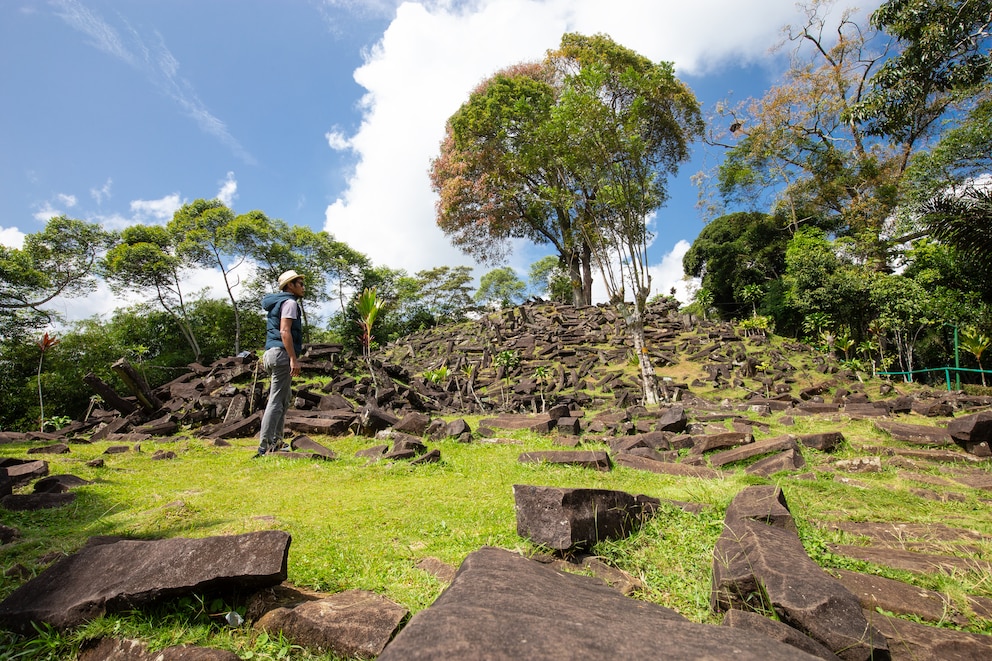 Tourist am Gunung Padang, der wohl ältesten Pyramide der Welt
