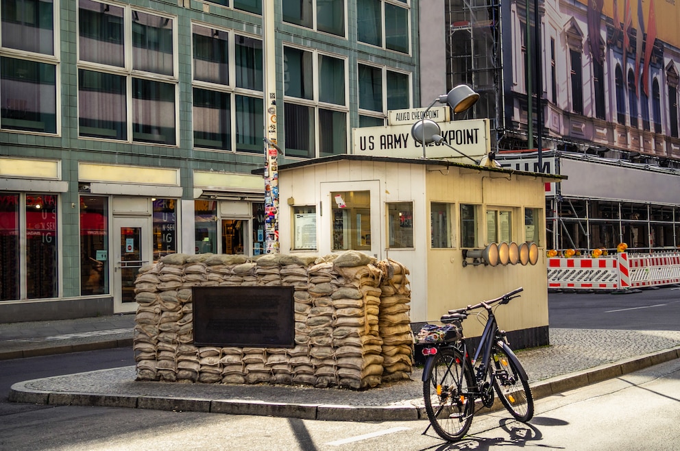 3. Checkpoint Charlie – der bekannteste ehemalige Grenzübergang zwischen sowjetischem und amerikanischem Sektor steht sich in der Friedrichstraße