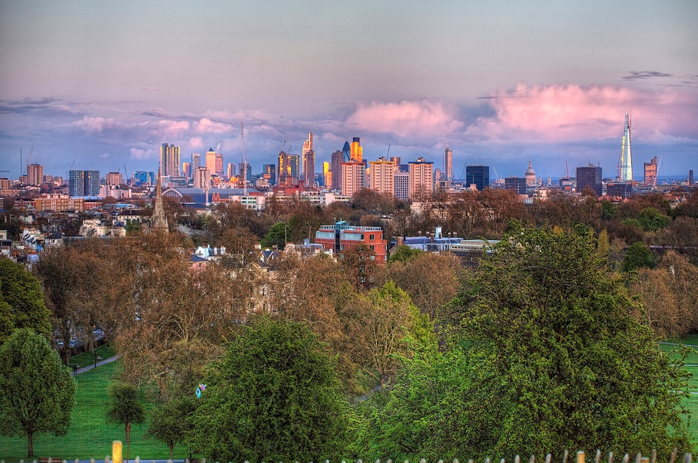 6. Londons Skyline bei Sonnenuntergang vom Primrose Hill aus bestaunen – und vorher unbedingt einen Abstecher in die hübsche Nachbarschaft machen