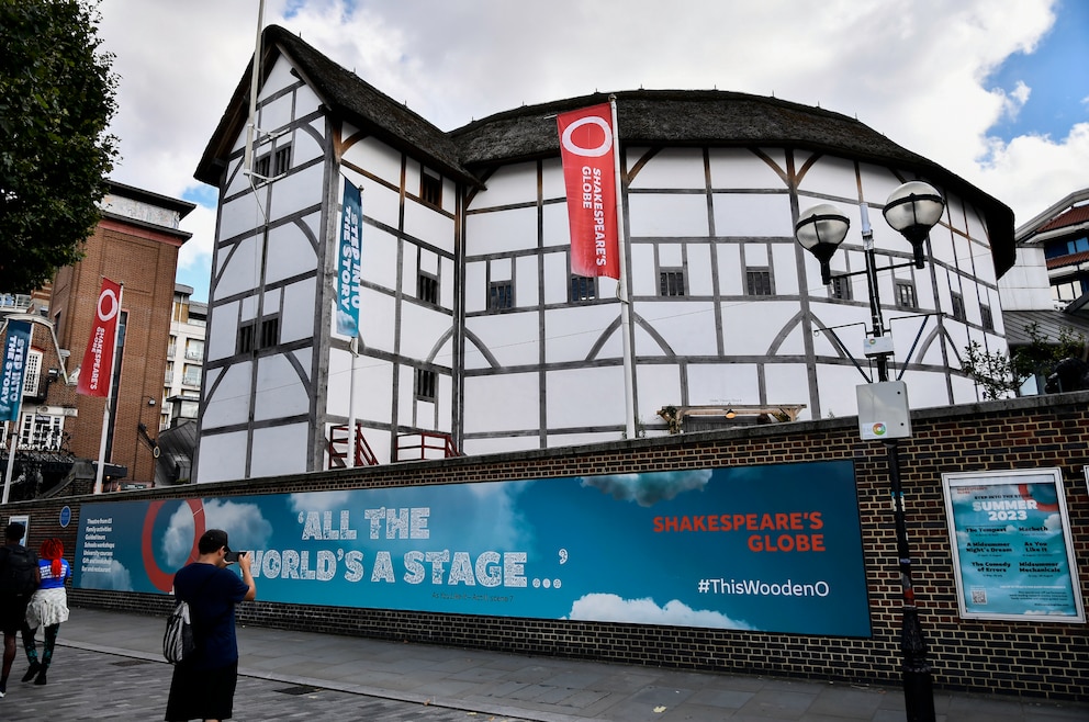 2. Ein Theaterstück im rekonstruierten Shakespeare's Globe anschauen (als <em>groundling</em>, also im Stehen)