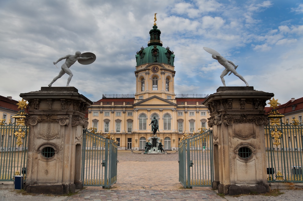 13. Schloss Charlottenburg – das Schloss im gleichnamigen Stadtteil war zwischen 1701 und 1888 die Sommerresidenz der preußischen Könige, heute ist es ein Museum