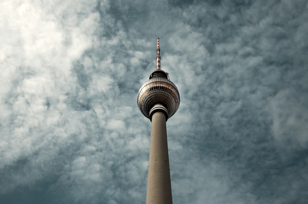 8. Fernsehturm – der 368 Meter hohe Turm steht in Mitte und ist ein Wahrzeichen Berlins