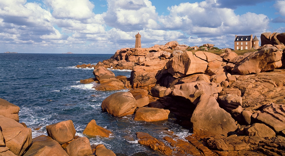 An der Atlantikküste lassen sich an der Côte de Granit Rose fantasievolle Felsformationen aus rosa Granit bestaunen