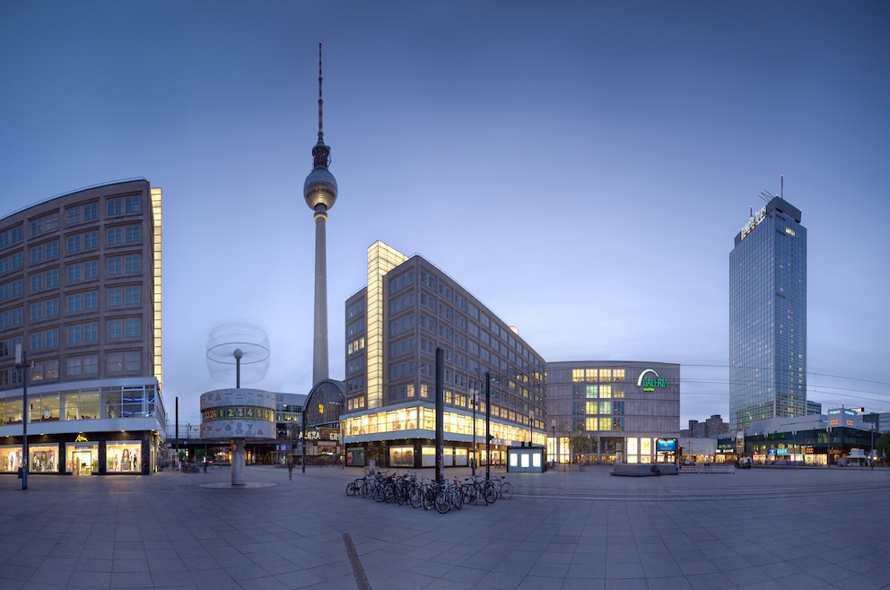 1. Alexanderplatz (kurz: „Alex“) – der berühmt-beliebte Platz befindet sich am nordöstlichen Rand der historischen Mitte Berlins